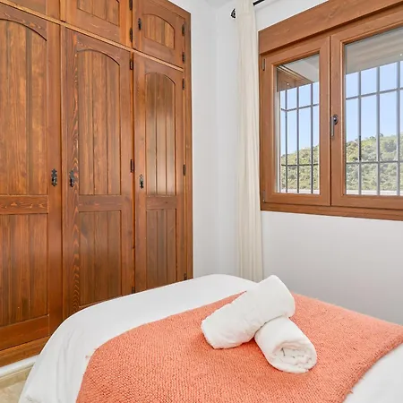 Alejandro En Willa Sayalonga